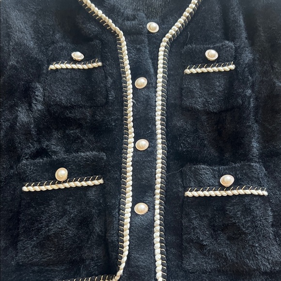 Elegant Black and White Thick Cardigan - Picture 2 of 9